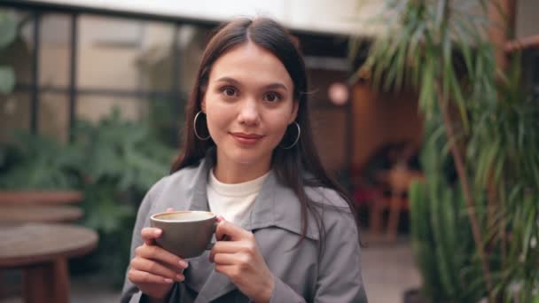 Lugn Ung Kvinna Njuter Kaffe Ger Ett Varmt Leende Till — Stockvideo