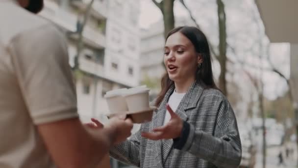 Молодая Женщина Получает Кофе Вынос Человека Открытом Воздухе Представляя Собой — стоковое видео