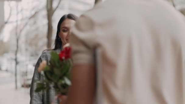 Zachwycona Młoda Kobieta Otrzymuje Bukiet Kwiatów Pudełko Prezentów Nierozpoznawalnego Kuriera — Wideo stockowe