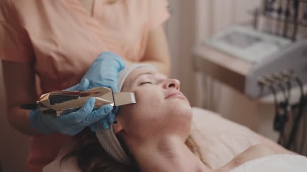 Cliente Sereno Recebe Tratamento Facial Galvânico Para Melhorar Saúde Beleza — Vídeo de Stock