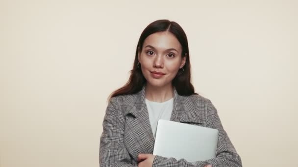 Ung Professionell Kvinna Med Bärbar Dator Hon Utstrålar Självförtroende Affärsmannaskap — Stockvideo
