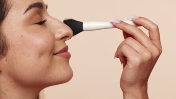 Closeup Content Woman Applying Makeup Brush Ενσωματώνοντας Χαρά Και Την — Αρχείο Βίντεο