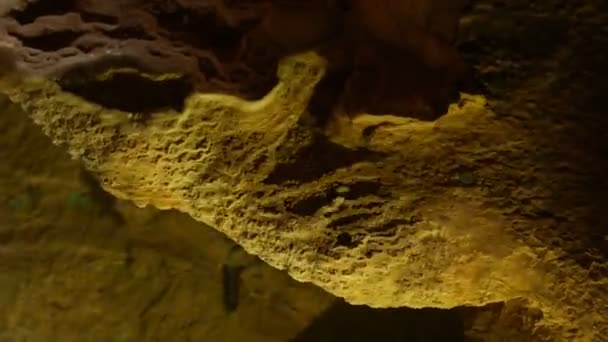 Γαλήνια Θέα Ήρεμων Υδάτων Που Αντανακλούν Φωτισμένες Υφές Σπηλαίων Μεταδίδοντας — Αρχείο Βίντεο