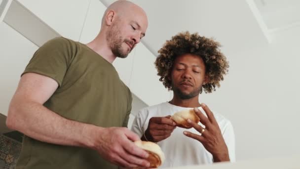 Různorodý Homosexuální Pár Sdílí Chvilku Kuchyni Vychutnává Vůni Chuť Čerstvého — Stock video