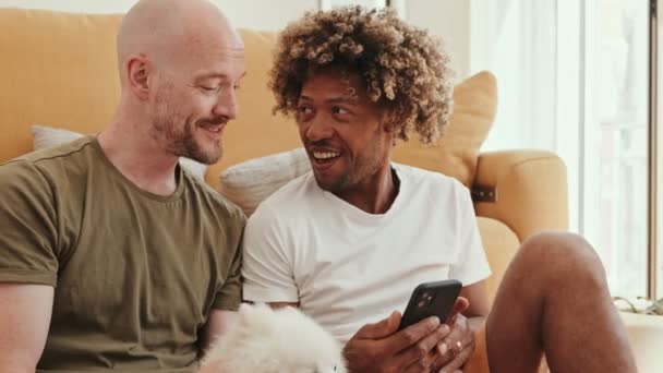 Een Vrolijk Interraciaal Gay Paar Geniet Van Een Casual Aanhankelijk — Stockvideo