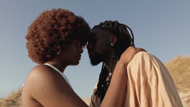 Ein Zarter Moment Zwischen Einem Schwarzen Paar Engem Kontakt Vor — Stockvideo