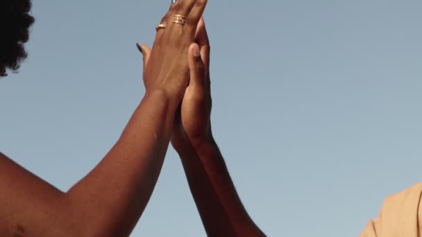 Mão Mulheres Negras Toca Suavemente Uma Mão Homem Preto Simbolizando — Vídeo de Stock