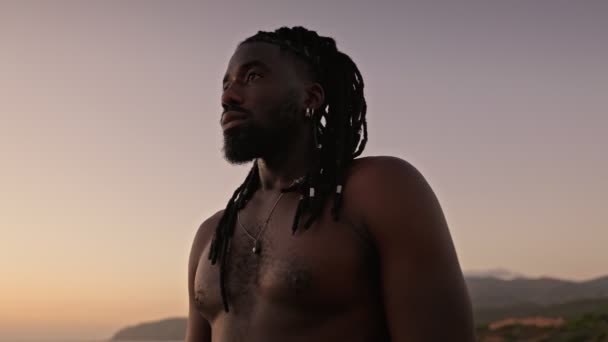 Muž Bez Košile Afroameričan Dredy Stojí Sebevědomě Pozadí Západu Slunce — Stock video