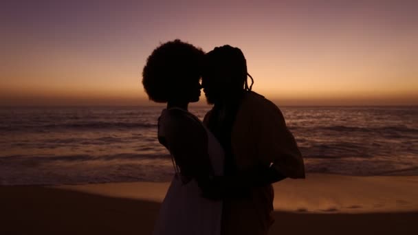 Silhueta Casal Africano Compartilhando Abraço Romântico Praia Contra Cenário Deslumbrante — Vídeo de Stock
