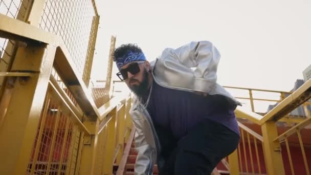 세련된 남자는 도시의 가로장과 선글라스에 자신감 포즈를 스타일을 — 비디오