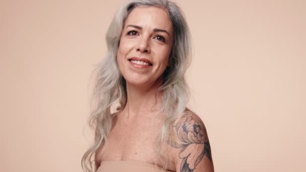 Confident 50S Woman Gray Hair Visible Tattoo Smiling Looking Directly — Stock Video