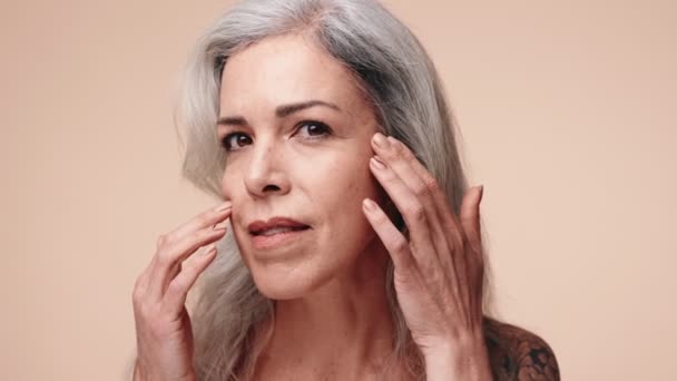 Zarif Olgun Bir Kadın Gri Saçlı Derisini Gözlemliyor Tarafsız Bir — Stok video