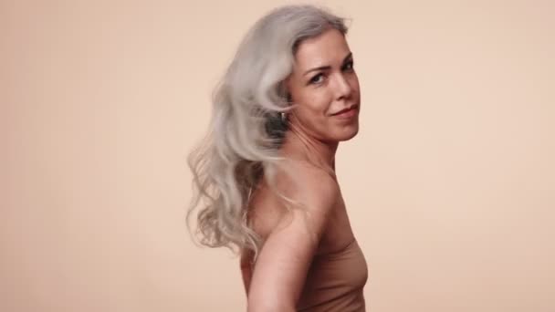 Élégante Femme Des Années Avec Des Cheveux Gris Fluides Tournant — Video