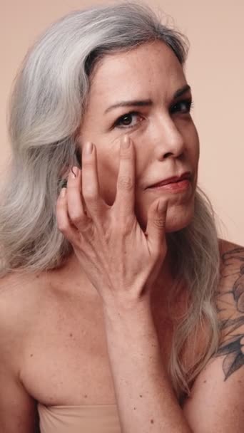 Stilvolle Seniorin Mit Silbernen Haaren Die Ihr Gesicht Sanft Berühren — Stockvideo