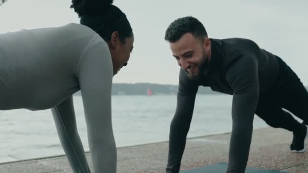 Fitness Duo Mostra Trabalho Equipe Força Diversão Exercício Prancha Livre — Vídeo de Stock