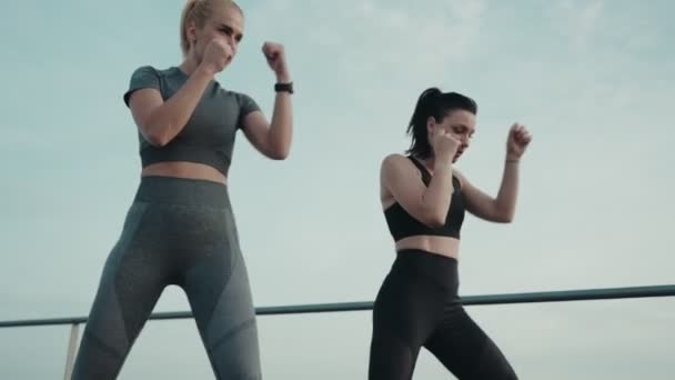 Deux Femmes Sportives Entraînent Énergiquement Extérieur Pratiquent Boxe Lancent Des — Video