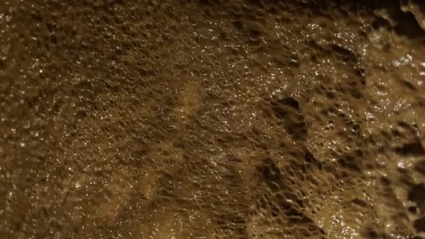 Νερό Ρέει Κάτω Από Ένα Υπόγειο Τείχος Σπηλαίων Αποκαλύπτοντας Περίπλοκους — Αρχείο Βίντεο