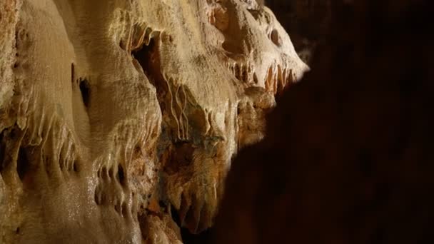 探索洞穴的光芒四射的深处 在那里钟乳石装饰着岩石墙壁 创造出迷人的纹理景观 — 图库视频影像
