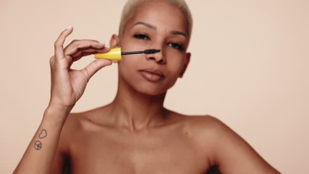 Poised Hispanic Woman Short Hair Confidently Showing Mascara Brush Showcasing — Stock Video
