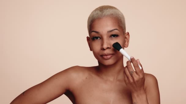 Retrato Una Mujer Africana Raza Mixta Confiada Usando Cepillo Maquillaje — Vídeos de Stock