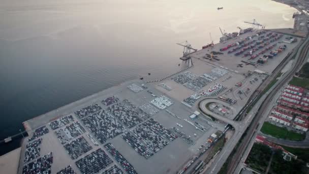 Hava Kararırken Kargo Konteynır Araçlarla Dolu Sanayi Limanının Genişleyen Altyapısını — Stok video