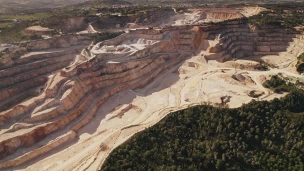 自然の景観の中で設定された石灰岩採掘作業の広大な性質を捉えたオーバーヘッドショット — ストック動画