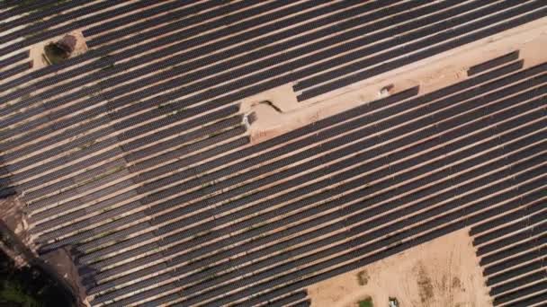 新しい太陽エネルギープラントの建設段階で対称的な太陽電池パネルのトップダウン空中視点 — ストック動画