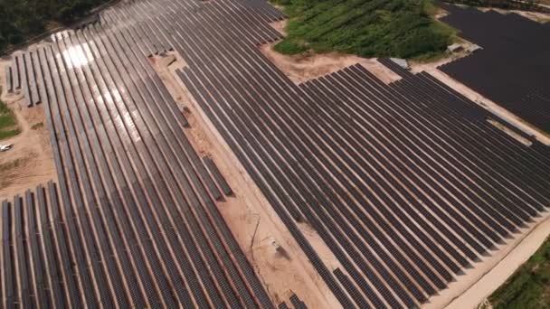 Fotografia Aérea Capturando Área Expansiva Uma Fazenda Painéis Solares Destacando — Vídeo de Stock