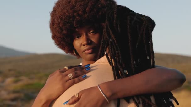 Impresionante Mujer Africana Abrazando Ser Querido Compartiendo Momento Cariñoso Aire — Vídeo de stock