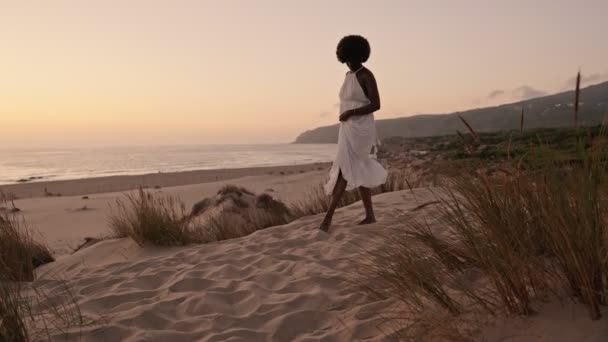 Елегантна Чорна Жінка Силует Білій Сукні Тече Піщаному Пляжі Викликає — стокове відео
