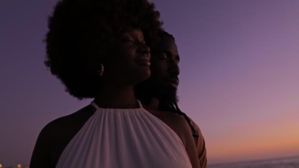 Momento Terno Capturado Como Uma Mulher Negra Abraça Homem Silhueta — Vídeo de Stock