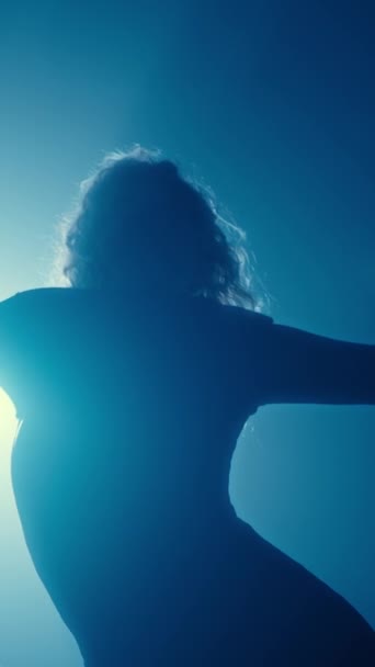 Silhueta Artística Uma Mulher Com Cabelo Fluindo Dançando Iluminação Azul — Vídeo de Stock