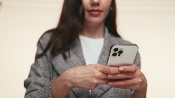 Κοντινό Πλάνο Ενός Επιχειρηματία Χέρια Κρατώντας Ένα Σύγχρονο Smartphone Συμβολίζοντας — Αρχείο Βίντεο