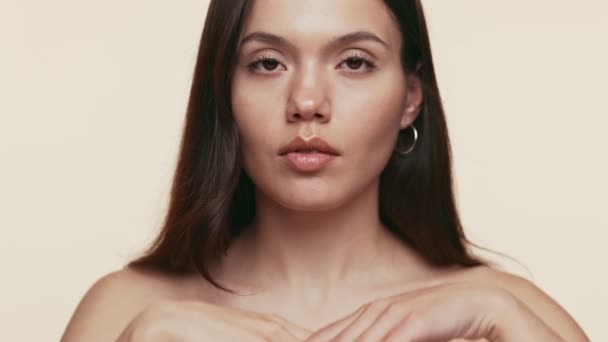Närbild Ung Kvinna Tjugoårsåldern Röra Hennes Ansikte Försiktigt Porträttera Skönhet — Stockvideo