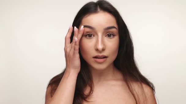 Skönhetskoncept Fånga Ung Latinamerikansk Kvinna Kontrollera Hennes Smink Röra Ansiktet — Stockvideo