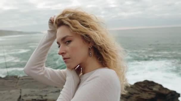 Detailní Záběr Mladé Ženy Moře Dotýkající Jejího Krku Objímající Její — Stock video