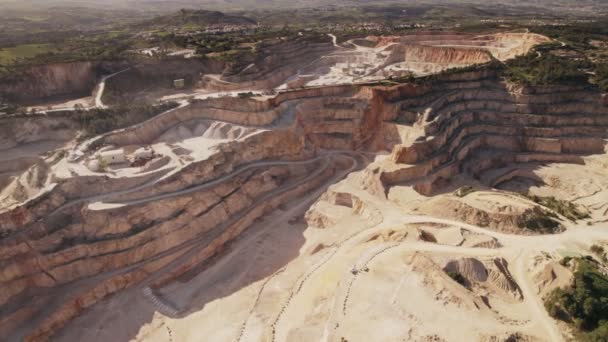 这张照片从鸟瞰的角度捕捉了一个工作中的石灰石采石场的巨大体积 凸显了层次分明的挖掘和工作中的机械 — 图库视频影像