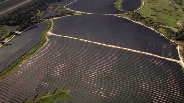 Вид Воздуха Огромную Солнечную Станцию Бесчисленными Панелями Использующими Возобновляемые Источники — стоковое видео