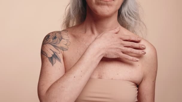 Närbild Mogen Kvinna Med Grått Hår Visa Upp Blomma Tatuering — Stockvideo