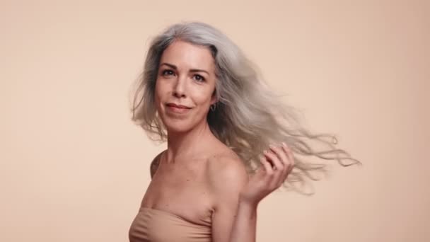 Portret Eleganckiej Dojrzałej Kobiety Srebrnymi Włosami Płynącymi Zwracającej Się Twarzą — Wideo stockowe