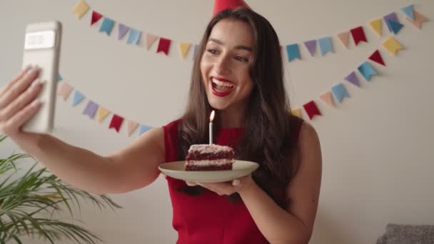 Indywidualne Świętowanie Urodzin Samotnie Domu Wideo Dzwoniących Krewnych Trzymając Tort — Wideo stockowe