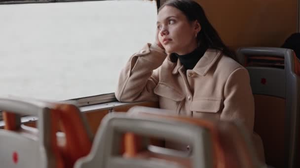 一个沉思默想的年轻女子独自乘渡船 把头靠在手上 引起了精疲力竭和内省的感觉 — 图库视频影像