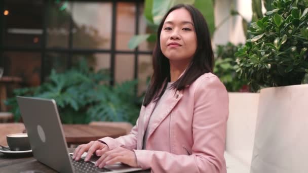Συγκεντρωμένη Νεαρή Ασιάτισσα Επιχειρηματίας Χρησιμοποιεί Λάπτοπ Της Ένα Καφέ Γυρνώντας — Αρχείο Βίντεο