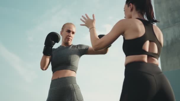 Две Спортивные Женщины Тренируются Вместе Практикуя Боксерские Удары Открытом Воздухе — стоковое видео