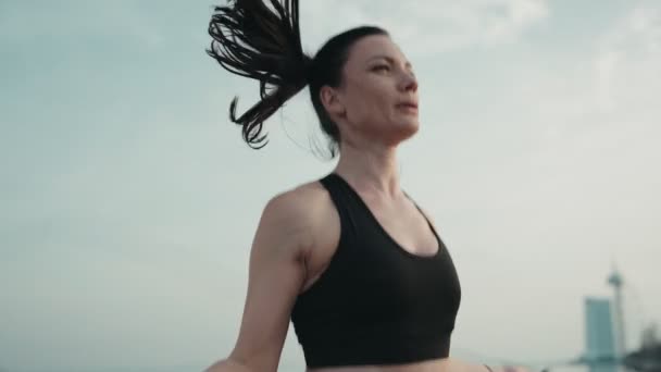 专注于户外运动的女人 在室外跳绳中锻炼 展示健康和力量 — 图库视频影像