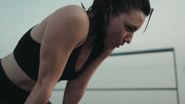 Utmattad Atletisk Kvinna Pausar För Att Vila Efter Löparsession Vid — Stockvideo