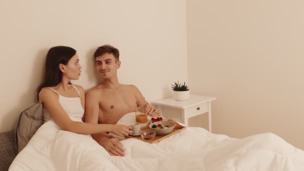 Szeretetteljes Pár Osztozik Egy Romantikus Pillanat Ágyban Egy Reggeli Tálca — Stock videók