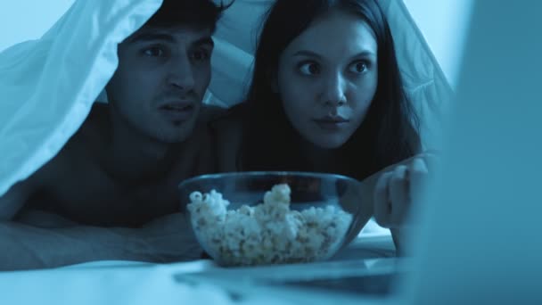 무서운 커플의 친밀한 팝콘의 속에서 노트북에 무서운 영화를 — 비디오
