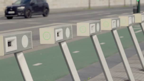 Eine Reihe Leerstehender Fahrradabstellplätze Einer Öffentlichen Fahrradschloss Station Einer Stadtstraße — Stockvideo