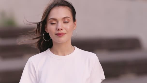 Potret Seorang Wanita Muda Yang Menarik Dengan Senyum Halus Rambutnya — Stok Video